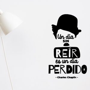 Vinilo Frase Chaplin Pared, Un Día Sin Reir.. 60x35cm