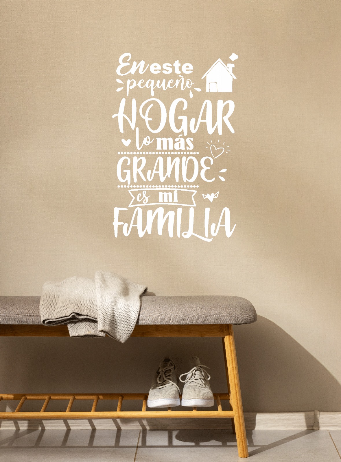 Vinilo frase Motivadoras "En este pequeño hogar lo mas grande es mi familia" - Imagen 5