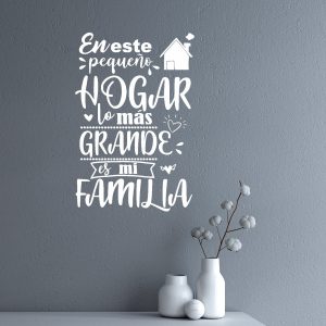Vinilo frase Motivadoras "En este pequeño hogar lo mas grande es mi familia"