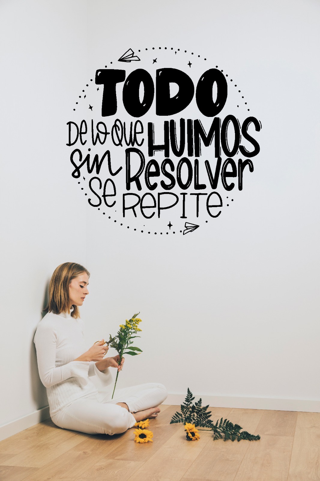 Frase Decorativa de Eduardo Galeano "Todo de lo que huimos.." 60x60cm - Imagen 3